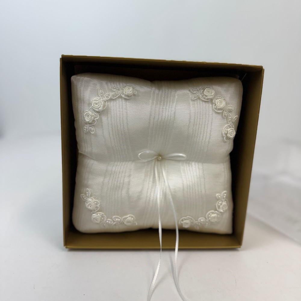 Beverly Clark Primrose Ring Bearer Pillow White Lace Floral Wedding 77B NEW